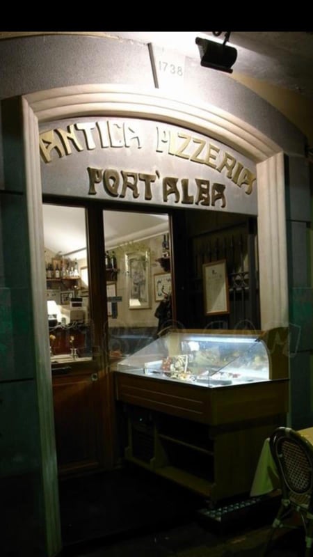 Oltraggio a Port'Alba rubata l'insegna della pizzeria più antica del mondo