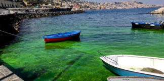 Napoli, Posillipo: il mare smeraldo a Riva Fiorita sono sversamenti tossici