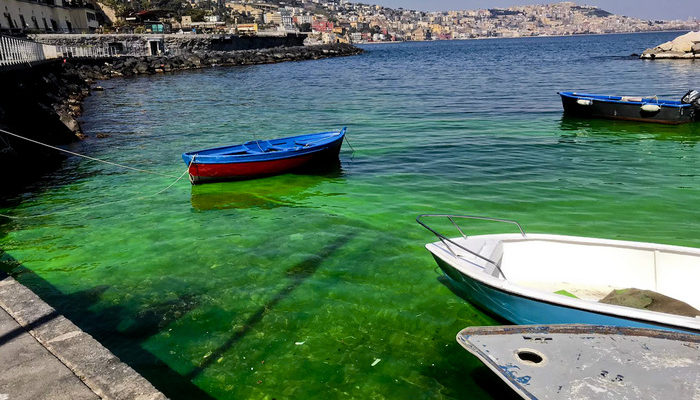 Napoli, Posillipo: il mare smeraldo a Riva Fiorita sono sversamenti tossici