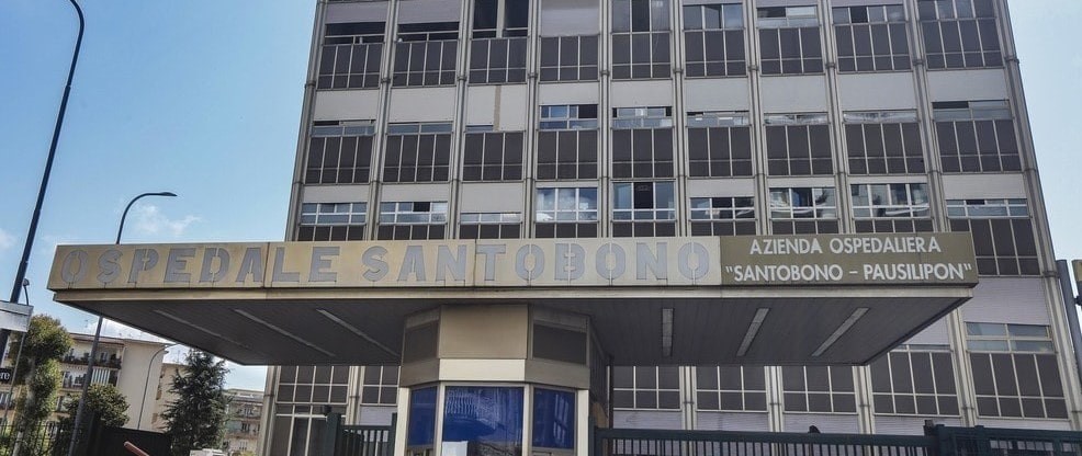 Choc all’ospedale Santobono: padre di un paziente devasta porta del pronto soccorso