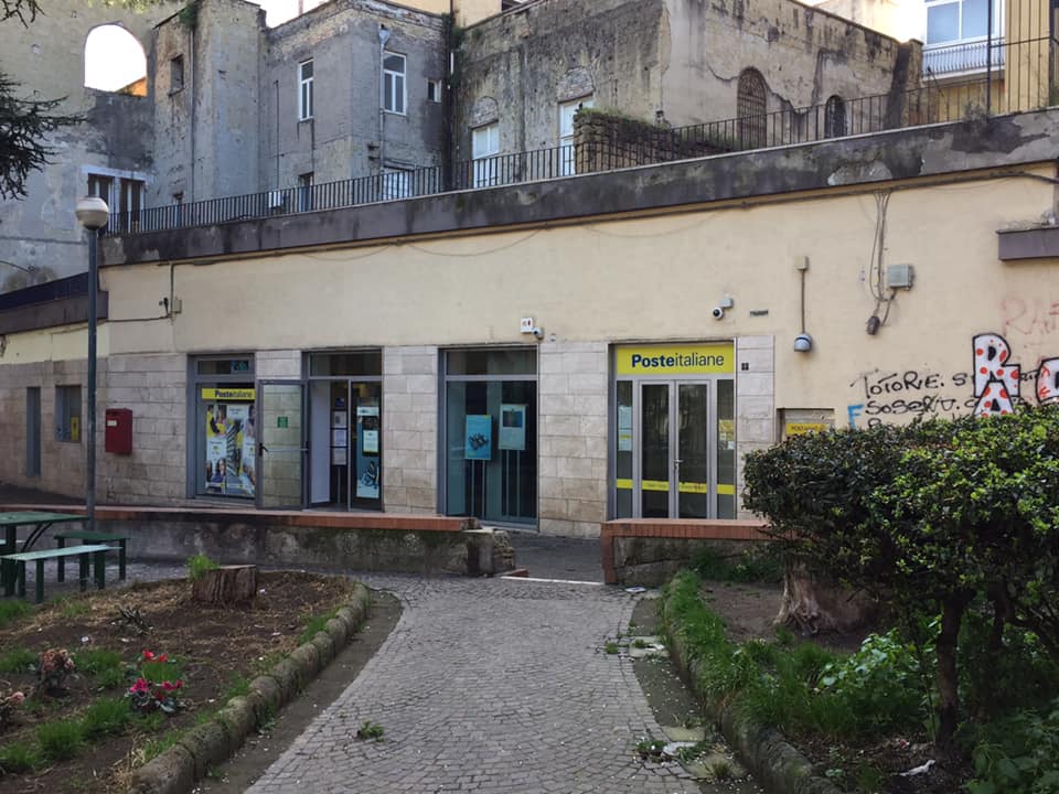 Napoli, rapina alle Poste di piazza Mazzini: picchiati sette impiegati