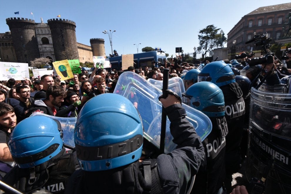 Salvini a Napoli, tensione in piazza Plebiscito: scontri tra Polizia e centri sociali