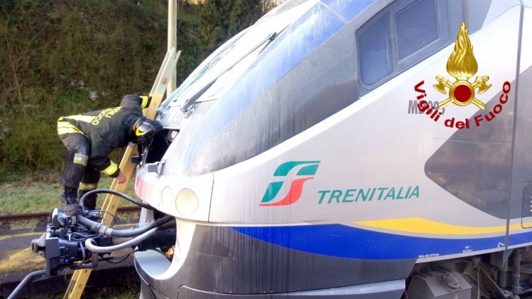 Altavilla Irpina, incendio su un treno: paura tra i passeggeri