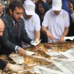 La pastiera da 300 kg del gran caffè Gambrinus divorata da centinaia di passanti