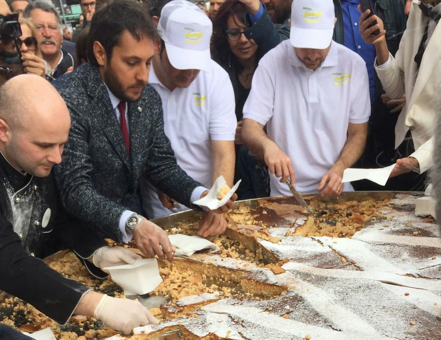 La pastiera da 300 kg del gran caffè Gambrinus divorata da centinaia di passanti
