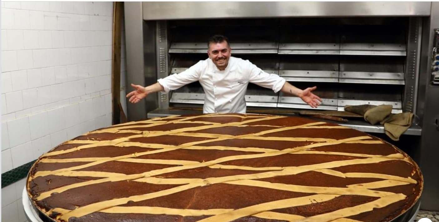 La pastiera da 300 kg del gran caffè Gambrinus divorata da centinaia di passanti