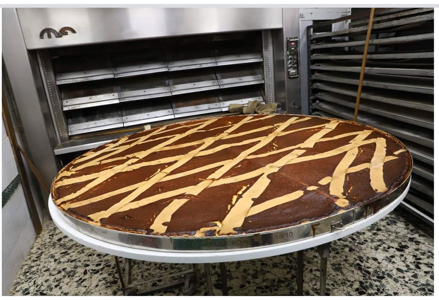 La pastiera da 300 kg del gran caffè Gambrinus divorata da centinaia di passanti