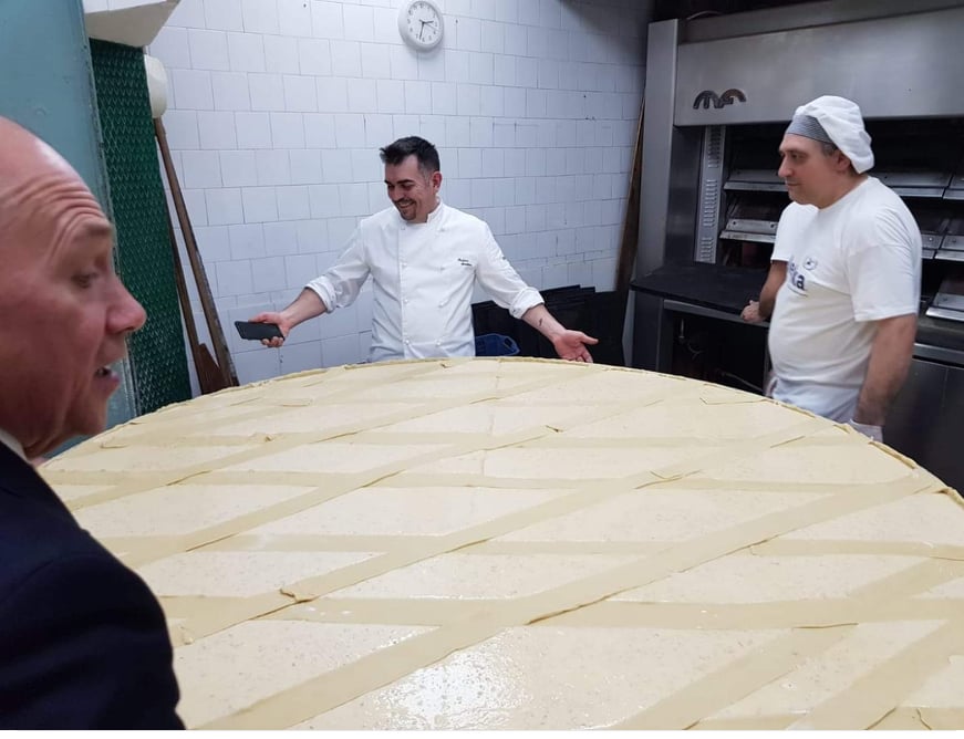 La pastiera da 300 kg del gran caffè Gambrinus divorata da centinaia di passanti
