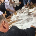 La pastiera da 300 kg del gran caffè Gambrinus divorata da centinaia di passanti