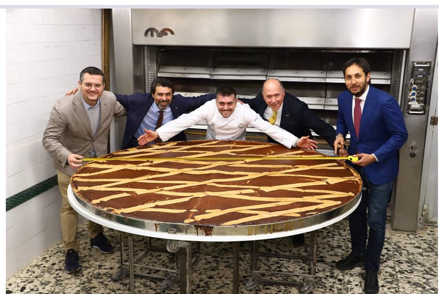 La pastiera da 300 kg del gran caffè Gambrinus divorata da centinaia di passanti