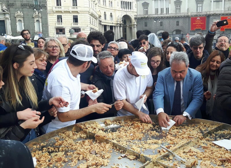 La pastiera da 300 kg del gran caffè Gambrinus divorata da centinaia di passanti