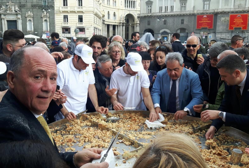 La pastiera da 300 kg del gran caffè Gambrinus divorata da centinaia di passanti
