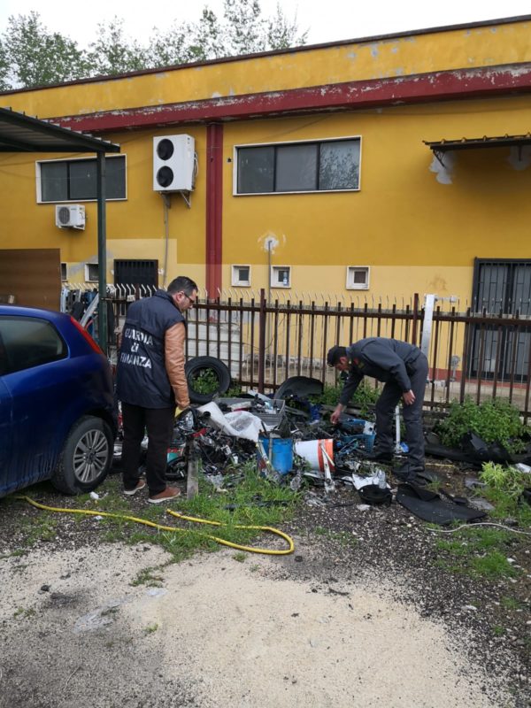Santa Maria Capua Vetere: Sequestrate 95 tonnellate di rifiuti pericolosi e un'autocarrozeria