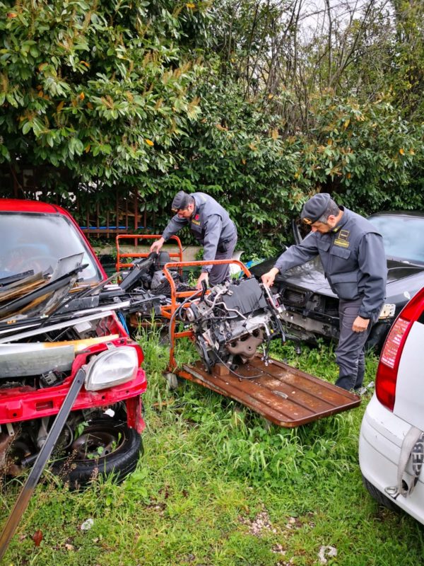 Santa Maria Capua Vetere: Sequestrate 95 tonnellate di rifiuti pericolosi e un'autocarrozeria