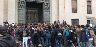 Bagni inagibili da mesi, la protesta degli studenti del Liceo Umberto