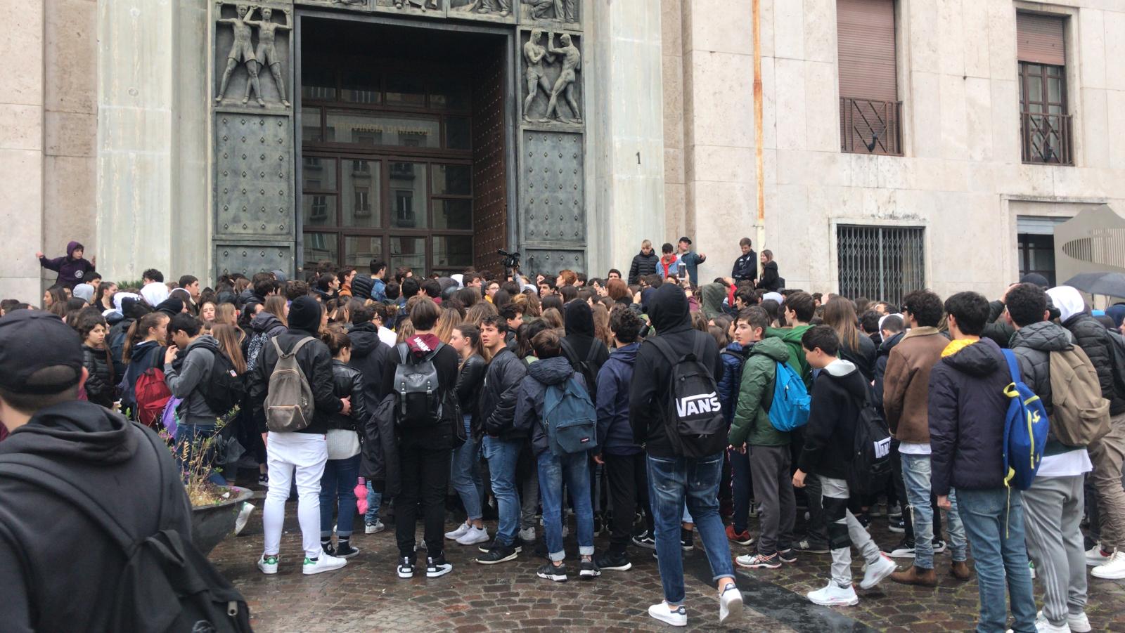 Bagni inagibili da mesi, la protesta degli studenti del Liceo Umberto