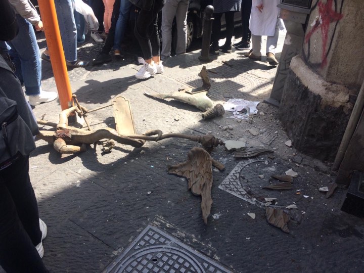 Napoli, crollano calcinacci in via Porta di Massa: turista 17enne ferito alla testa