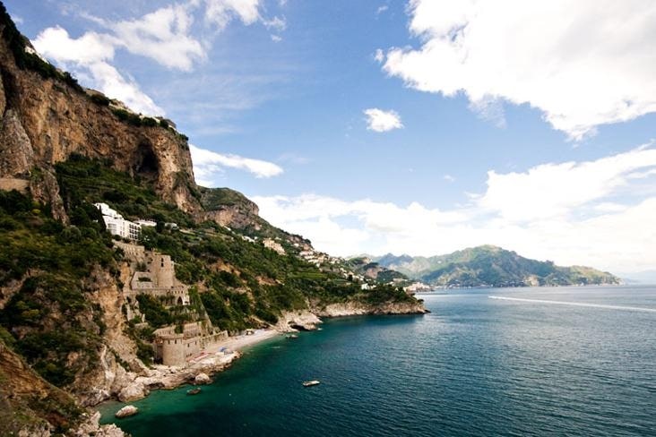 Conca dei Marini, cade per selfie con Grotta dello smeraldo da sfondo: turista ferita