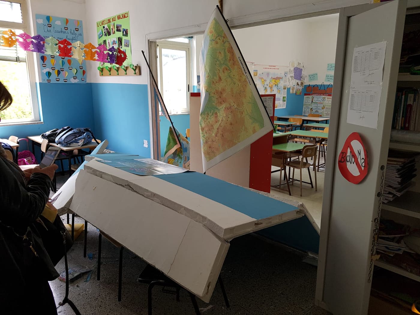 Sant’Anastasia, crolla parete in una scuola: feriti 5 bambini e maestra incinta
