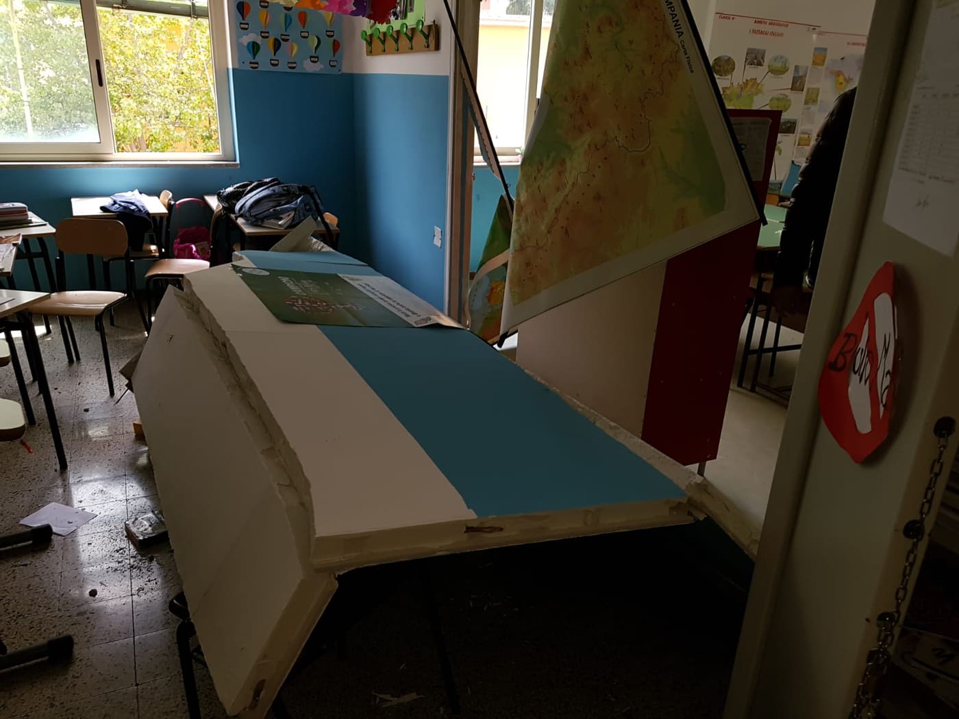 Sant’Anastasia, crolla parete in una scuola: feriti 5 bambini e maestra incinta