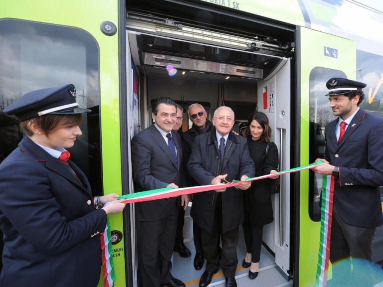 Trenitalia consegna alla Regione Campania altri due treni Jazz
