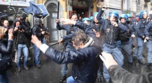Napoli, scontri tra polizia e manifestanti prima dell'incontro con Zingaretti