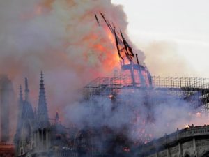 Brucia la cattedrale di Notre Dame a Parigi: crollano la guglia e il tetto