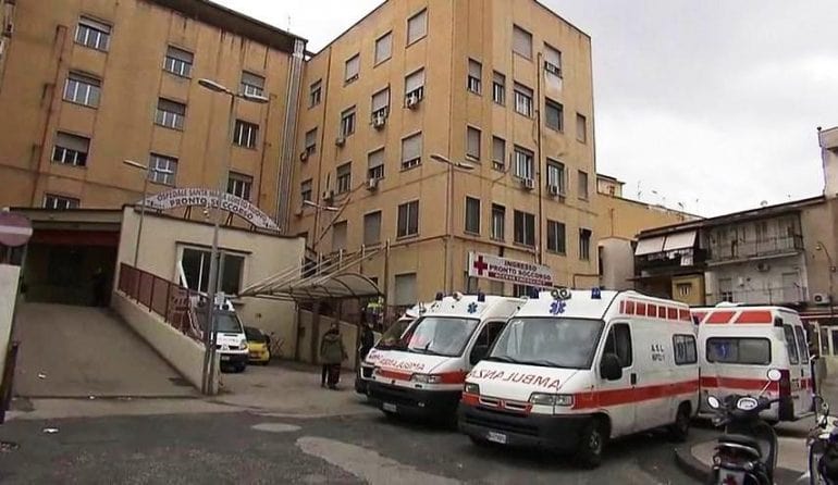 Ospedale Loreto Mare, acido contro vigilantes: un fermo