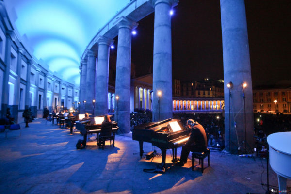 Piano City Napoli 2019: 10.000 in Piazza Plebiscito per il concerto dei 21 pianoforti sotto il colonnato