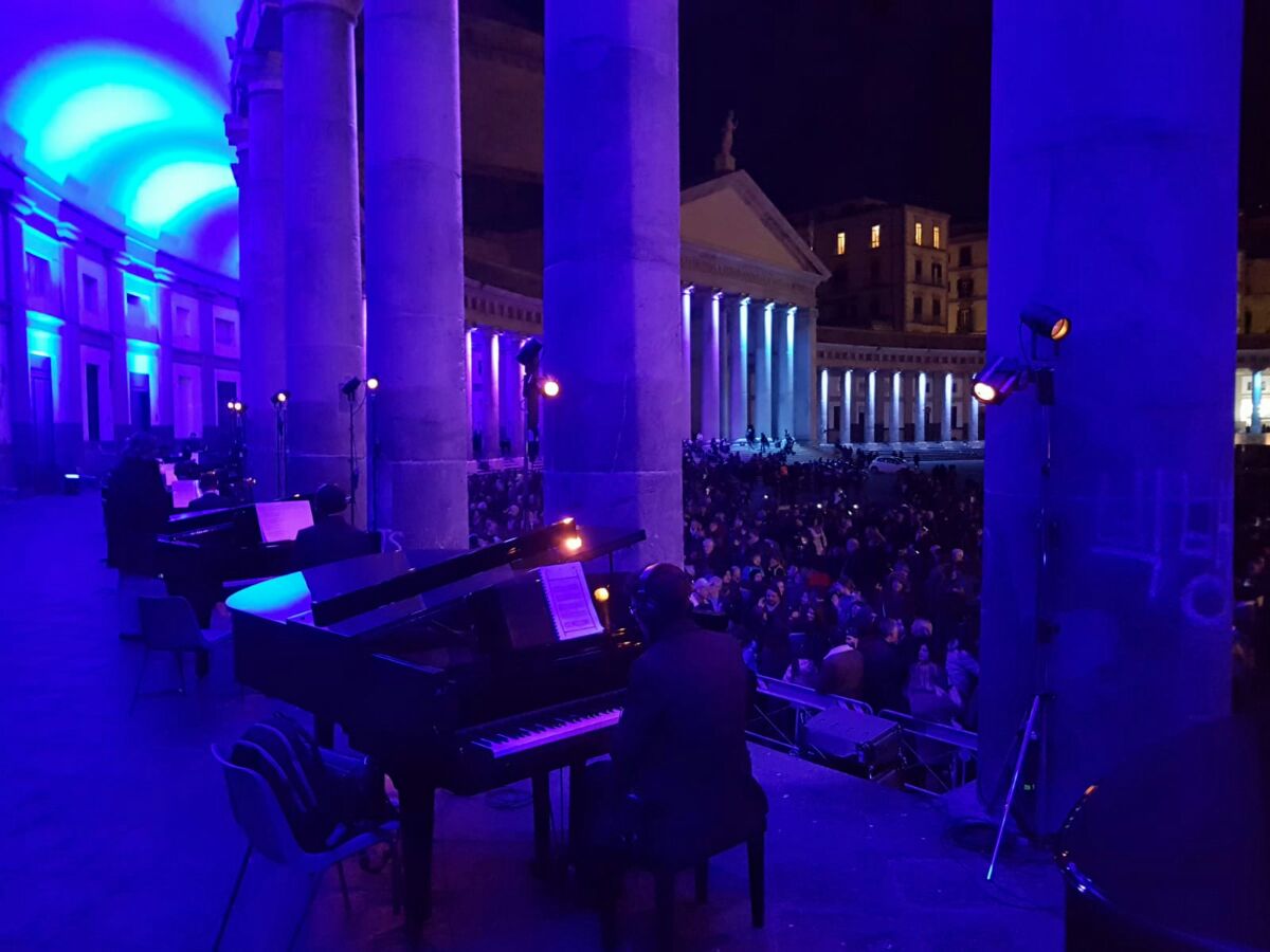 Piano City Napoli 2019: 10.000 in Piazza Plebiscito per il concerto dei 21 pianoforti sotto il colonnato