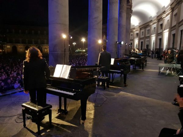 Piano City Napoli 2019: 10.000 in Piazza Plebiscito per il concerto dei 21 pianoforti sotto il colonnato