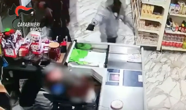 Raid armato in un supermercato a Pozzuoli per 70 euro