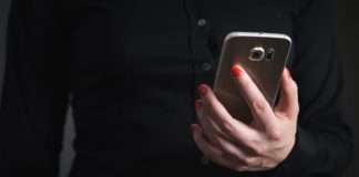 Una donna vittima di revenge porn denuncia tre persone