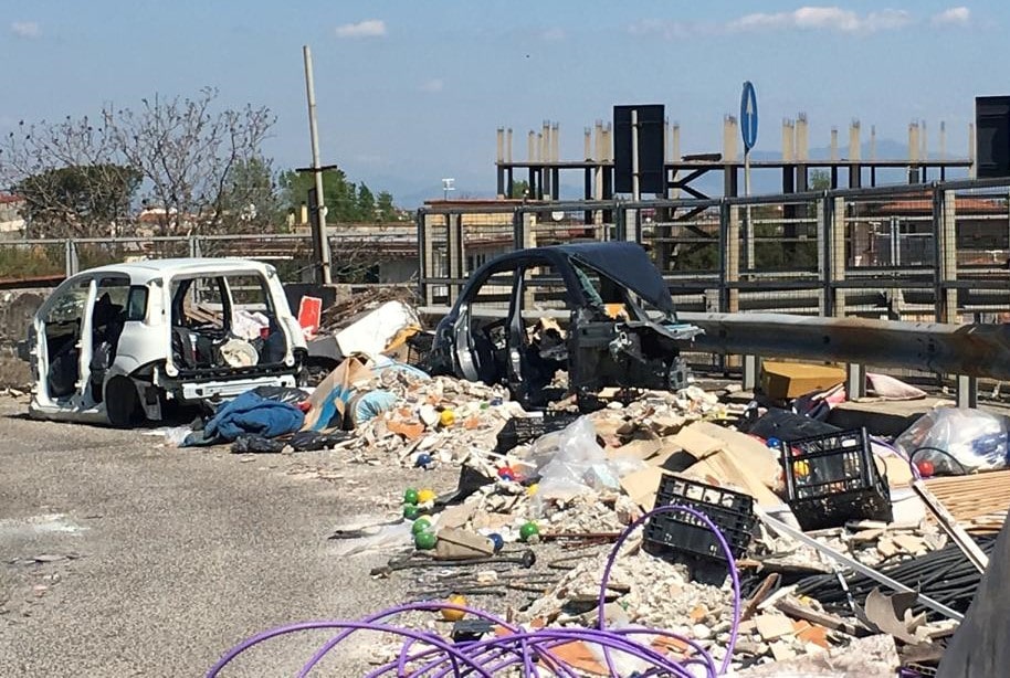 Napoli: ancora emergenza rifiuti a Ponticelli e sull’Asse Mediano