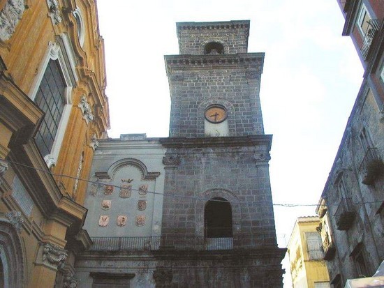 Un laser per rimuovere i graffiti dal campanile di San Lorenzo Maggiore