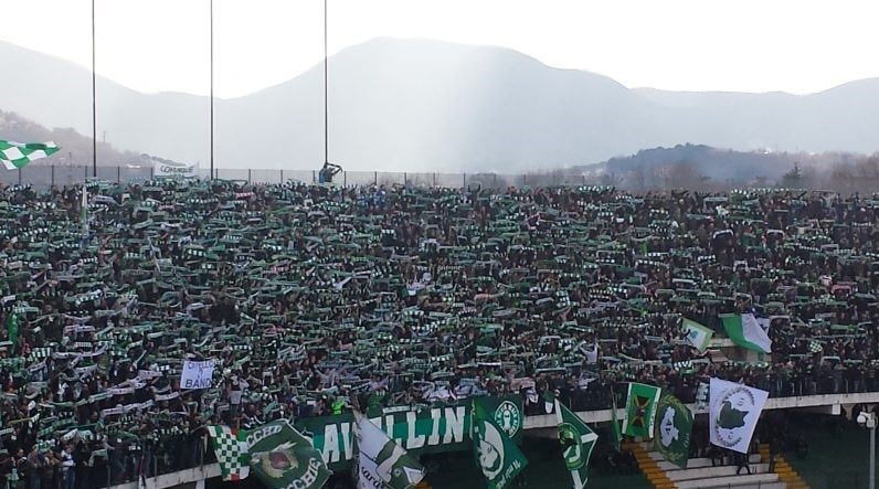 Avellino Calcio, tifosi aggrediti a Fiumicino da rivali del Latina: 14 denunce
