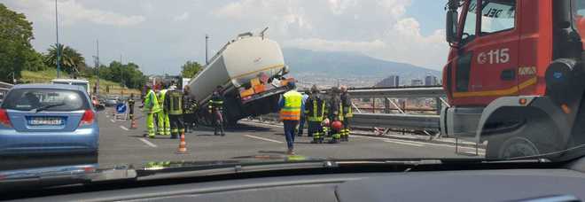 Bloccata la Tangeziale di Napoli: Autocisterna di gasolio ferma. Chiusa l'uscita Corso Malta