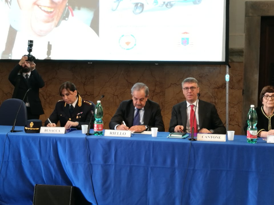 Il Cardinale Sepe chiude la VI edizione ‘A Maronna t’accumpagna…ma chi guida sei tu!”. Elenco dei premiati Il Cardinale Sepe chiude la VI edizione ‘A Maronna t’accumpagna…ma chi guida sei tu!”. Elenco dei premiati