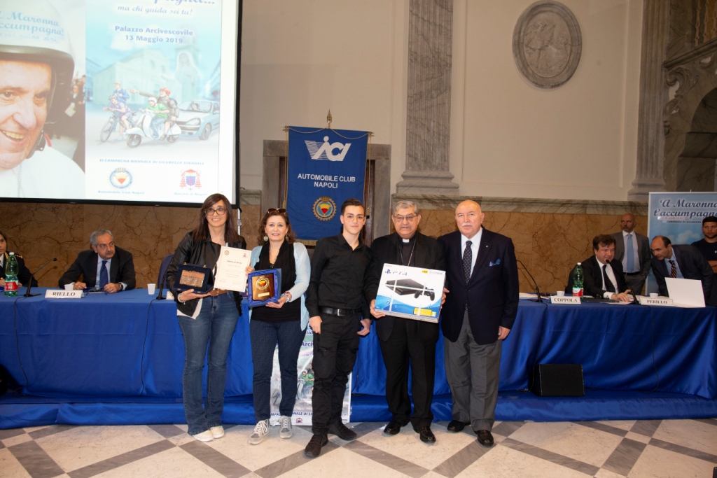 Il Cardinale Sepe chiude la VI edizione ‘A Maronna t’accumpagna…ma chi guida sei tu!”. Elenco dei premiati Il Cardinale Sepe chiude la VI edizione ‘A Maronna t’accumpagna…ma chi guida sei tu!”. Elenco dei premiati