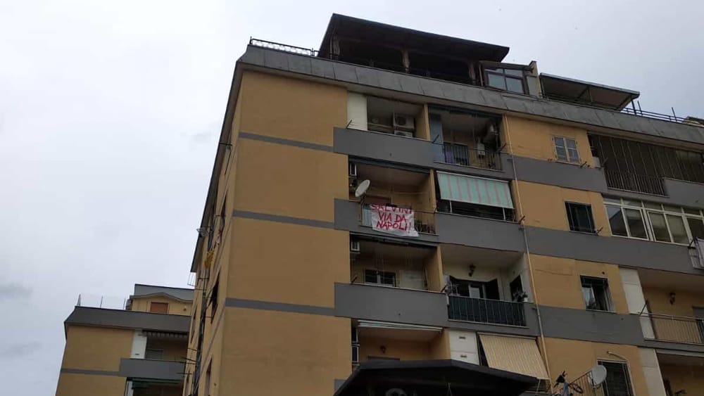 Salvini a Napoli, striscioni di protesta in tutta la città