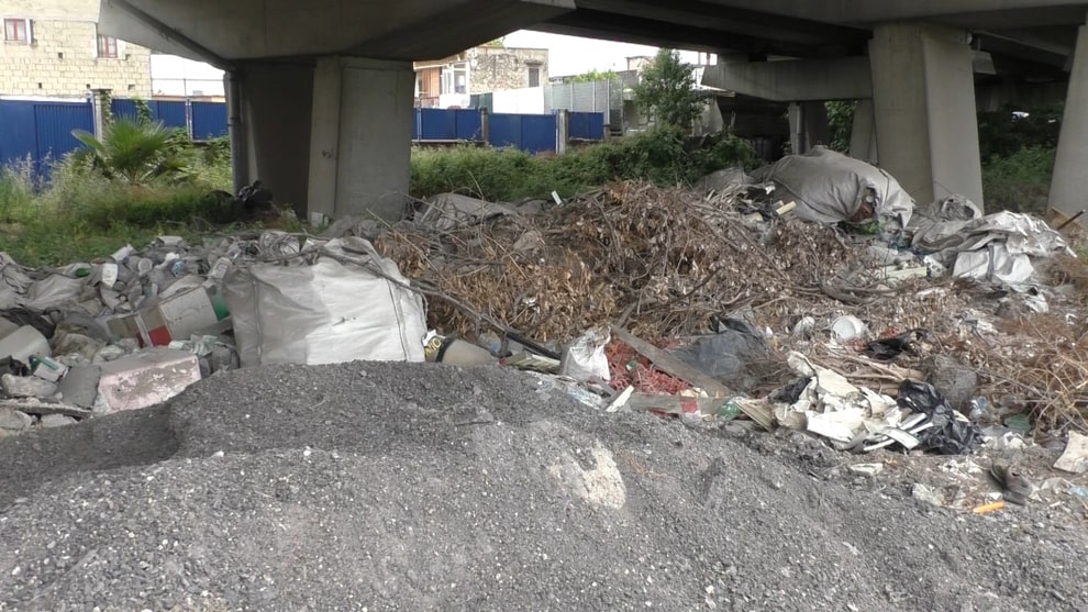 Ponticelli: c’è un cavalcavia pieno di rifiuti in via Botteghelle