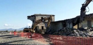 Castel Volturno, villette abusive sulla spiaggia: iniziata la demolizione