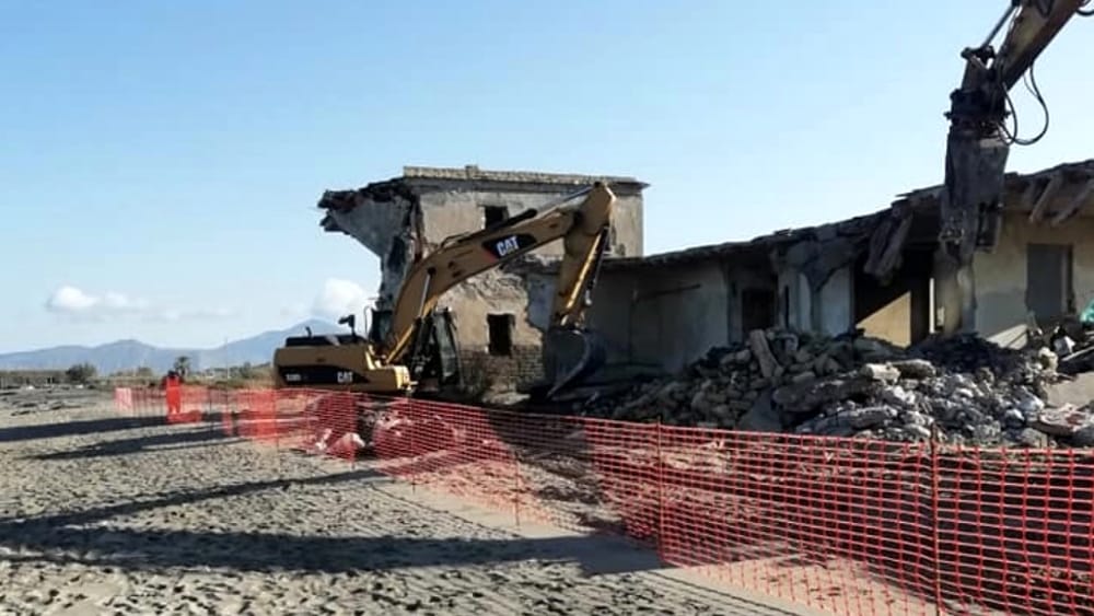 Castel Volturno, villette abusive sulla spiaggia: iniziata la demolizione