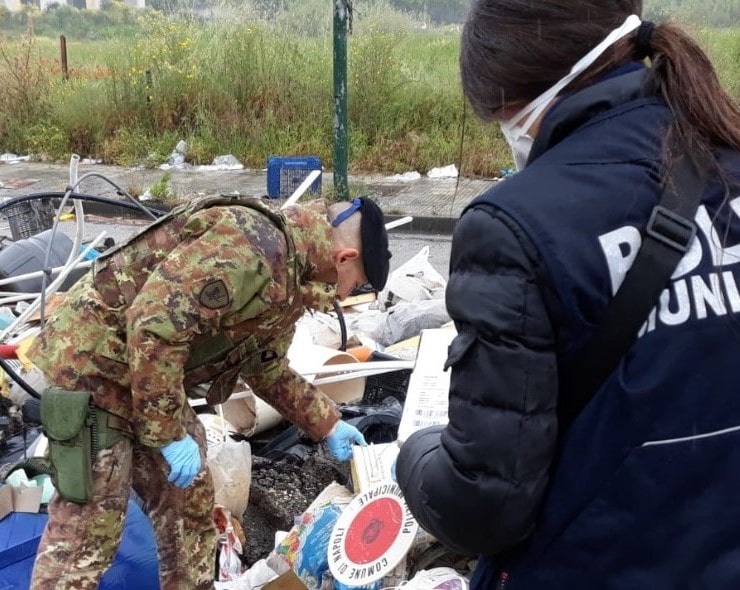 Ponticelli, rifiuti speciali in via Argine: sequestrata una discarica abusiva