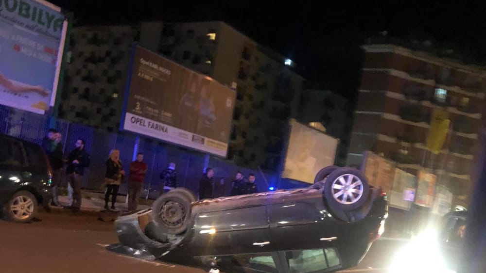 Fuorigrotta, auto si ribalta al centro della strada: illeso il conducente