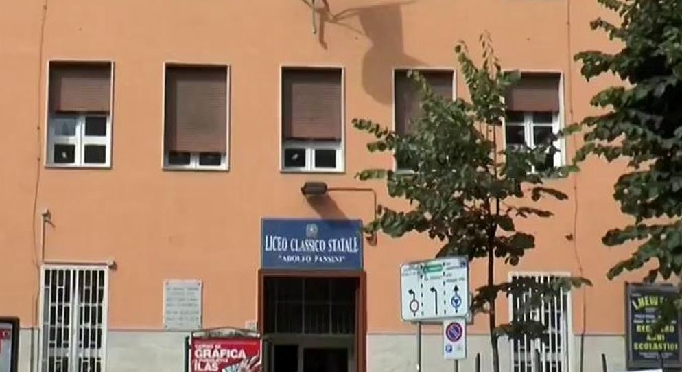 Napoli, odore chimico da lavori allo stadio Collana: evacuato il liceo Pansini