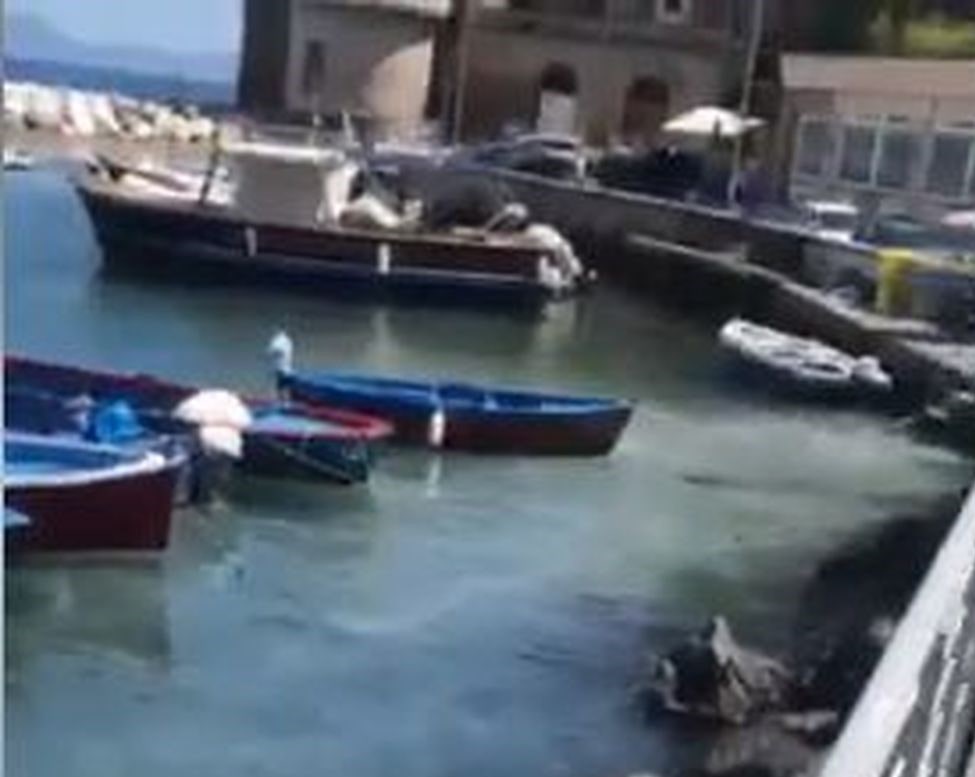 Posillipo, ancora choc a Riva Fiorita: il mare diventa bianco