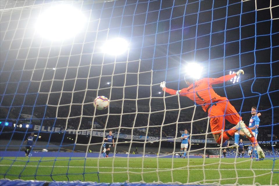 Vendicata l’assurda partita d’andata: Zielinsky, Mertens e doppio Ruiz costringono l’Inter a sudarsi la Champions