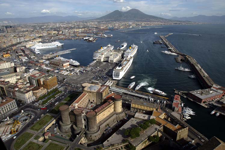 Porto di Napoli, nave contro banchina: 29 feriti