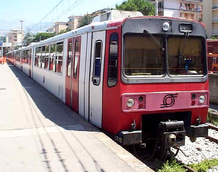 Torre del Greco, donna resta incastrata nelle porte del treno in partenza